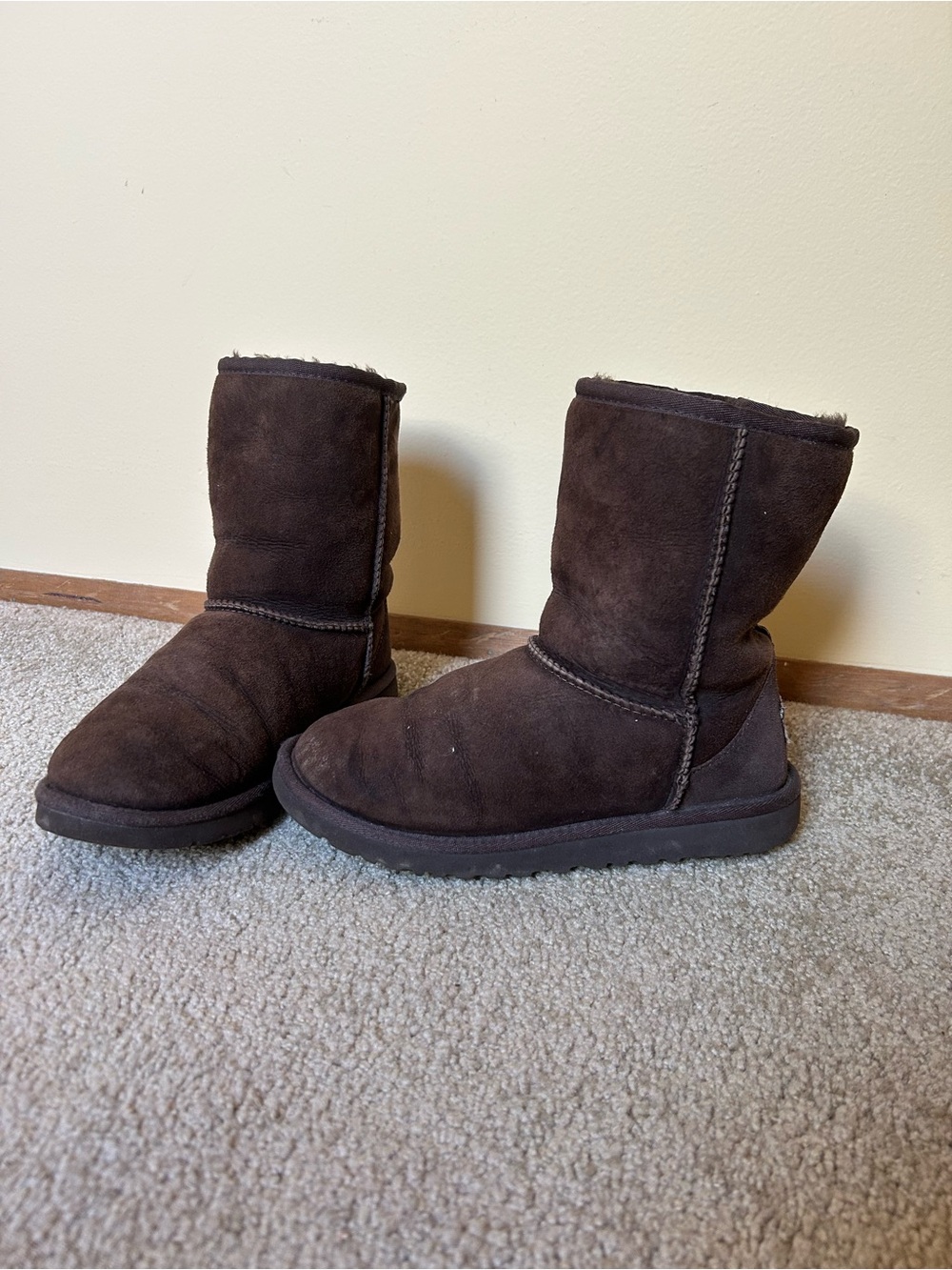 Ugg Classic Short Dark Brown Boots size 4
